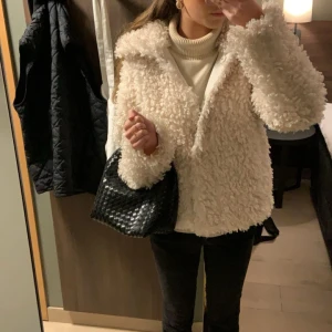 Beige teddyjacka från Kappahl - Mysig beige teddyjacka från Kappahl i storlek XS. Perfekt för höst och vinter med sin fluffiga och varma design. Jackan har långa ärmar och en bekväm passform. Den är i mycket bra skick🤍🤍
