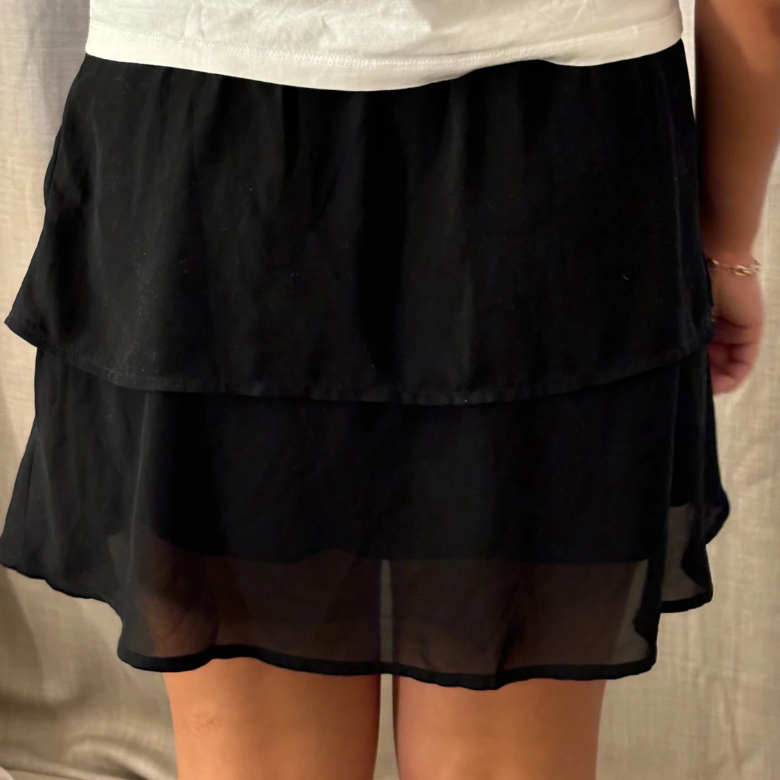 Svart kortkjol med volang - 90