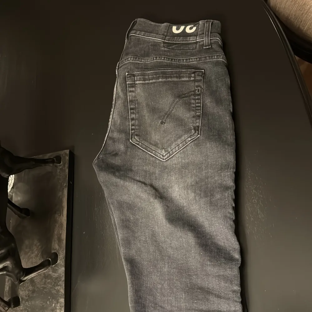 Säljer ett par snygga svarta jeans från Dondup i bra skick. De har en slim passform och slitningar på framsidan, skriv vid intresse samt frågor, pris är ej hugget i sten😉. Jeans & Byxor.