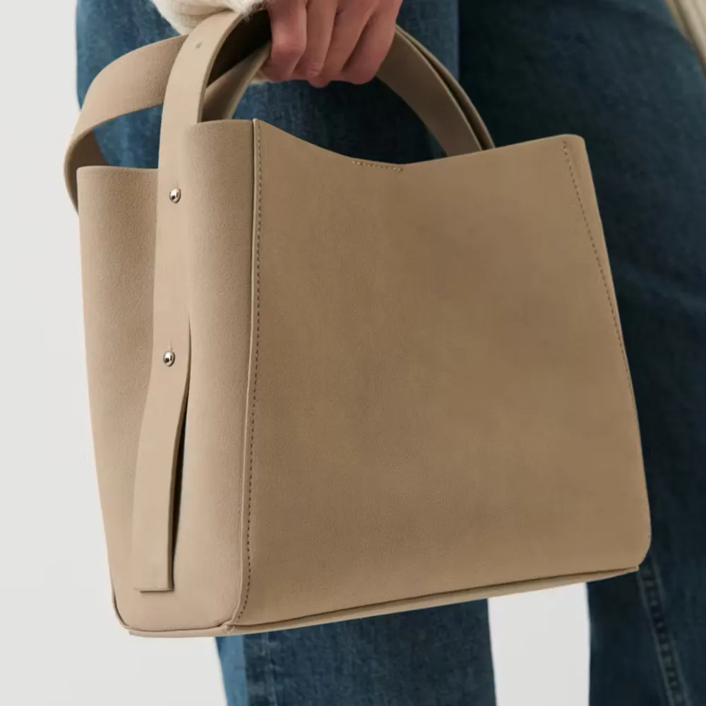 Ginatricot pu midi bag. Rymlig fin väska som passar till allt, får plats med skolböcker men inte dator, avtagbart band. Använd en gång, inga skador eller fläckar! Skriv om det önskas egna bilder. Väskor.