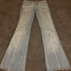 Low bootcut jeans  - Säljer ett par snygga ljus blå jeans från Second i storlek XS. De är bootcut❤️Pris kan diskuteras🔥Kanterna på jeansen längst ner har vikt sig så kan behövas strykas, kolla sista bilden för referens❤️Midja rakt över: ca 34 Innerbenslängd: ca 76