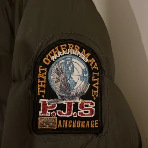 Grön Parajumper  - Säljer en grön jacka från Parajumpers i storlek M. Jackan är superlätt och har en snygg patch på ärmen. Den är perfekt för höst och vår. Jackan är i helt nytt skicka och andvände ett få tal gånger, pris kan diskuteras💞