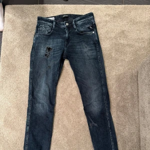 Mörkblå jeans från Replay - Säljer ett par mörkblå jeans från Replay i fint skick. Riktigt fräscha o diskreta, passar bra till både vardag och fest! Midjan är uttöjd o passar mig som har W30🤩