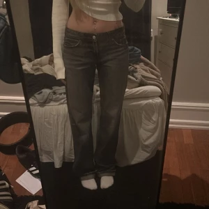 Svarta jeans från Zara - Säljer ett par snygga raka svarta/grå lågmidjade jeans från Zara i storlek S/M. De har en klassisk straight fit och är perfekta för både vardag och fest. Jeansen är i nästan nyskick. Jag är 171cm och de är för långa på mig men funkar toppen att vika upp. 