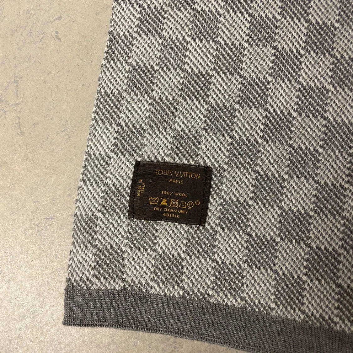 Grå rutig halsduk  - 91