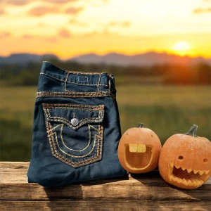 True Religion Ricky Super QT - Riktigt snygga Trueys, Golden stitch.  Längd 110cm. Benöppningen 22cm Inga defekter, hör av dig vid frågor. TAR TRADES✅✅