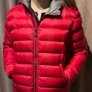 Colmar röd dunjacka som ny - Colmar dunjacka röd,  Grått foder Style: 2286N Made in Italy