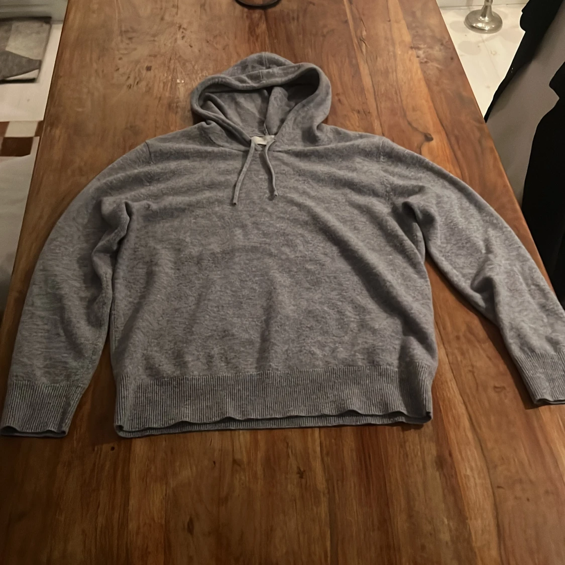 Grå kashmir hoodie från Sayless