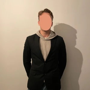 Svart kavaj från Oscar Jacobson - Säljer en stilren svart kavaj från Oscar Jacobson. Perfekt för både formella och semi-formella tillfällen. Kavajen har en klassisk passform med knappar framtill och är i mycket bra skick. Passar perfekt över en hoodie för en modern look.