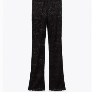 Svarta spetsbyxor från Zara - Säljer ett par svarta spetsbyxor från Zara i storlek S. De är i bra skick och har en bekväm passform. 