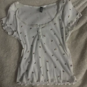 Gullig blommig H&M toppp - Köpte den för några år sen och passa tyvärr inte längre men den är jätte gullig