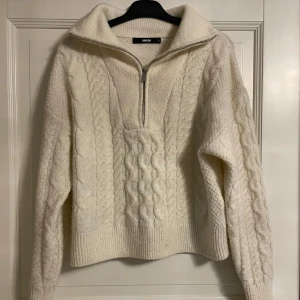 Stickad half zip  - Säljer min vita half zip från BikBok,inte använt mycket alls. är i strl S men den passar någon som som har strl XS eller M beroende på hur man vill att den sitter💕 nypris 499, pris kan diskuteras, hör av dig om du vill ha fler bilder