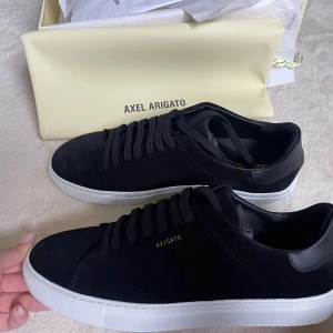 Nya Axel Arigato sko - Säljer helt nya och helt oanvända herr skor från Axel Arigato. Säljs pga fel storlek köptes och öppet köp har löpt ut. Storlek 44.  Köpta för 2500kr