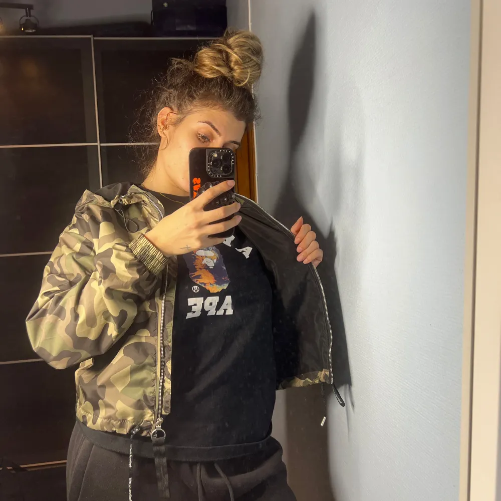 Säljer en snygg camouflage bomberjacka från Bershka i storlek S. Jackan har dragkedja och är perfekt för höst och vår. Den är i mycket bra skick och har en cool, avslappnad stil. Passar perfekt för en casual look eller när du vill sticka ut lite extra!. Takit.