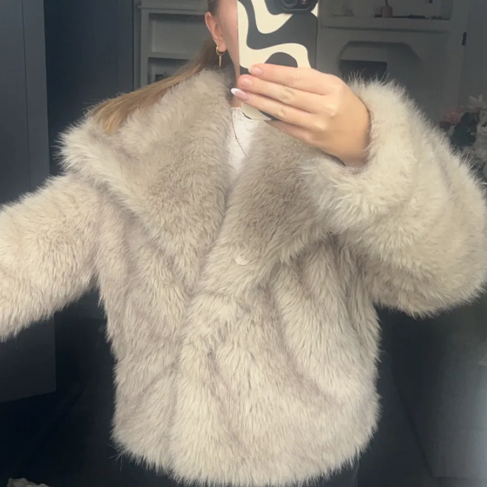 Säljer en supermysig beige pälsjacka från Zara. Perfekt för kalla höst och vinterdagar har använt kanske 3 gånger💕. Jackor.