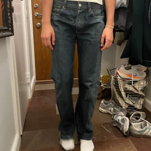 Levi's 501 jeans - Säljer ett par klassiska Levi's 501 jeans i mörkblå denim. De har en straight passform och är i mycket bra skick. Perfekta för både vardag och fest! 🕺