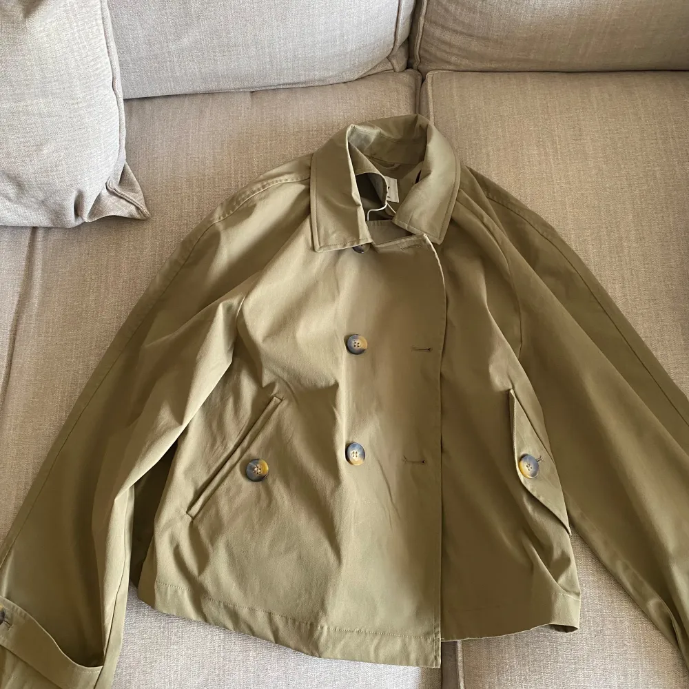 Nytt utan prislapp. En snygg beige trenchcoat Only i storlek L med klassisk dubbelknäppning. Min vanlig storlek är S men ville ha mer oversized passform. . Jackor.