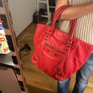 Balenciaga väska - Såå snygg balenciaga väska i finaste röd/rosa färgen 😍😍 köpt på NK vintage och är i såå bra skick! Passar perfekt till vardags och får plats med mycket!!    Har lapparna och kvitto kvar. Kan också mötas upp i Sthlm 💞 Skriv för fler frågor! 