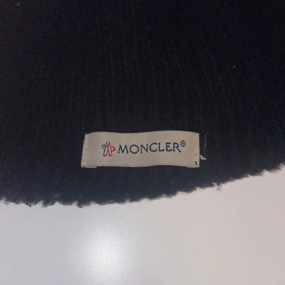 Hej, säljer min moncler mössa. Den är i bra skick och använd endast en vinter. Säljer väldigt billigt då jag vill bli av med en snabbt. Vid fler frågor kontakta mig. Mvh Saimon . Accessoarer.