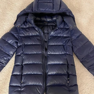 Mörkblå dunjacka från Ralph Lauren - Säljer en superfin mörkblå dunjacka från Ralph Lauren. Jackan är i mycket bra skick, stl 12-14 år men passar mig med vanligtvis xs-s