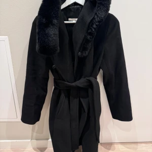 Sanne Alexandra kappa - I fint skick, mycket elegant kappa! Passar även en S.