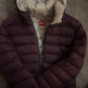 Vinröd Colmar Vinterjacka - Säljer min superfina Colmar jacka i vinröd färg med lite nyans av lila!💜Den perfekta jackan inför vintern!! Knappt använd men har små fläckar inne i kragen, fråga om kod och fler bilder osv privat!☺️Ordinarie pris ≈ 4500 kr