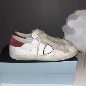 Philippe model skor - Säljer nu dessa feta Philippe model skor// gott skick//box påse,tag medföljer! Kom privat vid minsta fråga👏