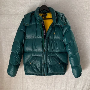 Ralph lauren jacka - Säljer nu denna riktigt feta Ralph Lauren jacka i fint skick, perfekt nu till vintern❄️ | Passform: Storlek S (junior XL) | Kan mötas i Stockholm! | PRIS KAN DISKUTERAS! | Hör av dig vid minsta fundering eller behov av mer bilder👊🏼😊