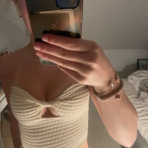 Bandeautopp med detalj - Snygg beige bandeautopp från Pull & Bear i en cremebeige färg Skriv för fler bilder eller frågor!