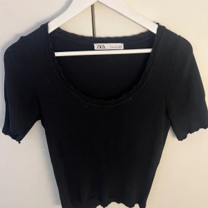 Svart topp från Zara - Säljer en jättefin svart topp från zara superfint skick! 💖