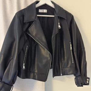 Mango - Cropped Leather Jacket - Använd enstaka gång, mycket bra skick 