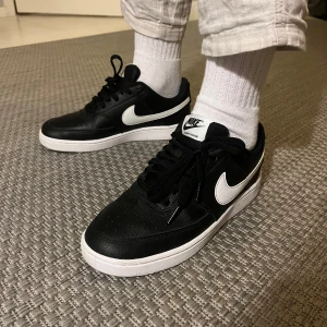 Svarta Nike skor - Säljer dessa svarta Nike skor i storlek 38! Inga defekter, pris kan diskuteras.