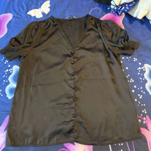 Svart blus  - En fin vanlig svart blus 