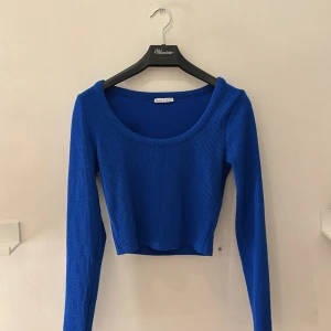 Marinblå långärmad topp - Långärmad cool blå topp. Stroleken står medium men mer åt small hållet jag har storlek 36 i vanliga fall. Knappt använd 