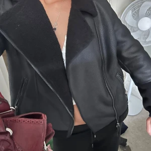 Vaddad skinnjacka - Så snygg skinnjacka med är vadderad 