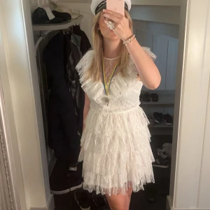 Vit Studentklänning  - En av mina studentklänningar från i somras, endast använd under morgonen. Väldigt sparsamt använd så den har inga fläckar och super hjärtligt material! Klänningen är i från Nelly och är en byMalena inspirerad klänning!  Perfekt till nästa utgångskull