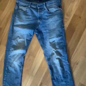 Replay jeans grover Slim fit - Jeansen är i hyfsat till bra skick perosnen i bild är 175cm lång men skulle passa lite längre. Moddel grover från replay storlek W31 L30. vid frågor är de bara att ställa. Slitage på knät