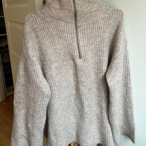 Beige stickad tröja från 157 - Ribbstickad tröja från lager 157.  Oanvänd  