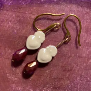 Handmade with vintage beads from Greece. Materials include; porcelin, glass and gold-coated stainless steel. Since the beads have been reused, small imperfections could exist.