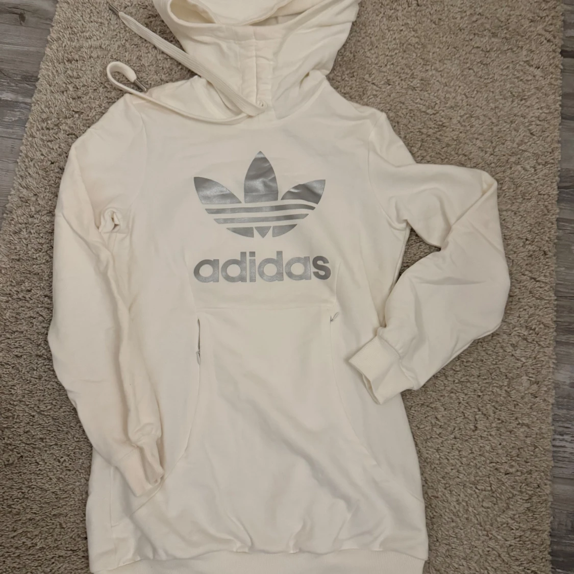 Vit hoodie från Adidas