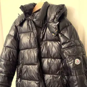 En svart moncler Maya jacka som knappt är använd enbart testad några gånger, har inga defekter eller fläckar och är ett superbra val för dig som gillar high fashion kläder eller bara snygga jackor allmänt🤩. För fler bilder eller frågor kom dm🤝