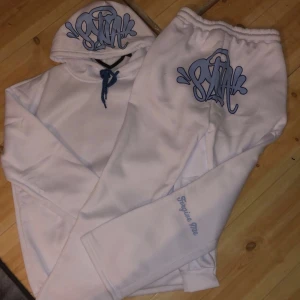 Syna World dress - Syna world dress i storlek M. Aldrig använda bara testade. Säljer för att dom passade mig inte alls i smaken. Priset är inte hugget i sten och byten är också intressant 