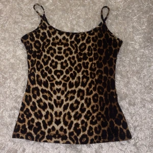 Leopard linne  - Säljer ett snyggt leopardmönstrat linne med smala axelband. Perfekt för en utekväll eller sommarens heta dagar. Linnet har en tight passform och är tillverkat i ett mjukt och stretchigt material. Ett måste för garderoben om du älskar djurmönster! 🐆