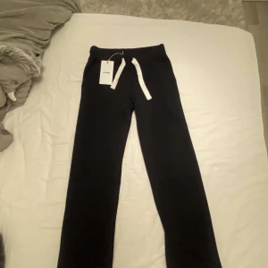 Russemerch byxor - Säljer mina jätte fina mörkblåa russemerch byxor i storlek XS💞lappen sitter över kvar och är aldrig använda💗köpta för 600kr och säljer nu för 450kr