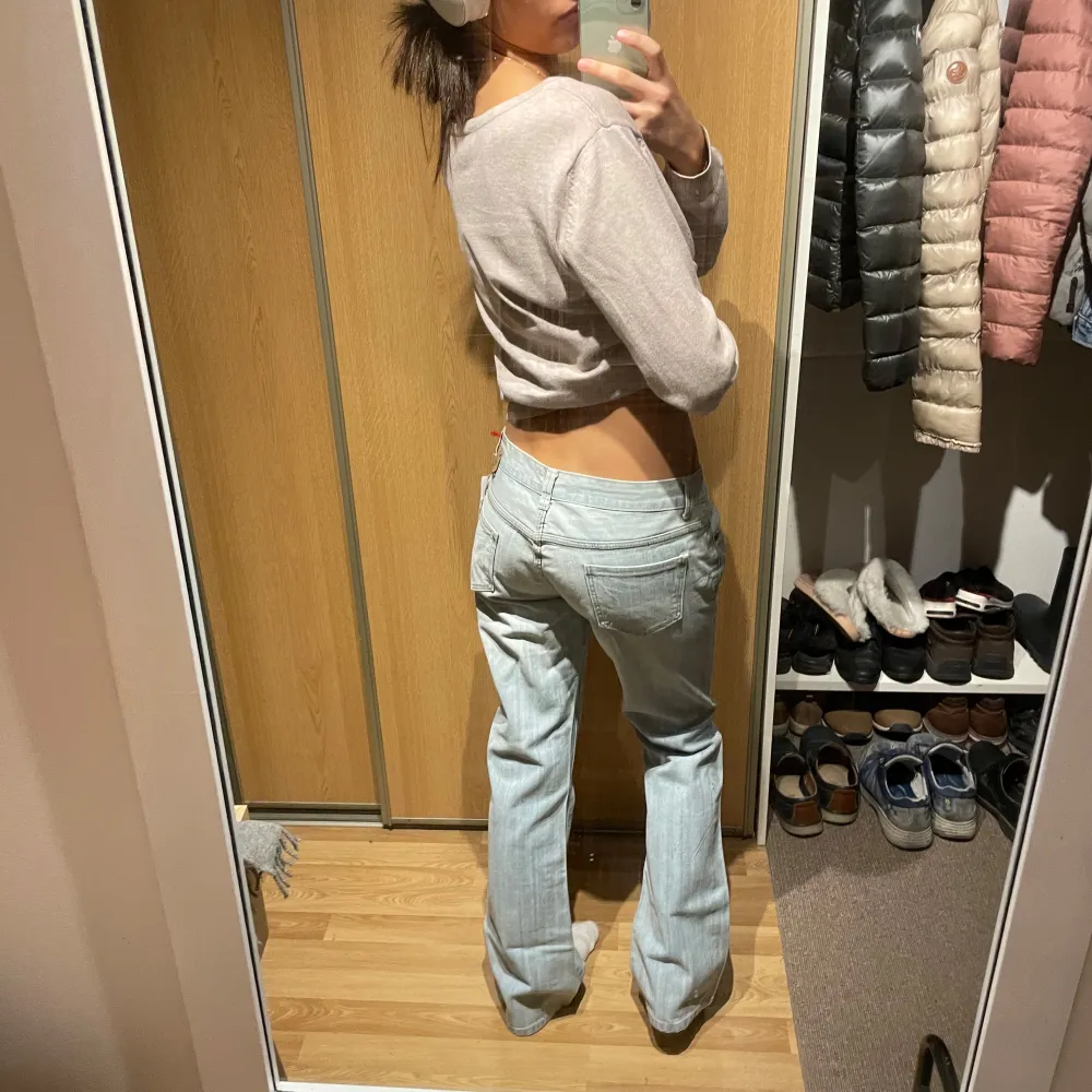 (5) Ljusa Lågmidjade bootcut jeans helt nya med lappar kvar. Midjemått rakt över: ca 39 cm. Innerbenslängd: ca 80 cm💕. Jeans & Byxor.