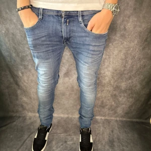 REPLAY ANBASS JEANS  - // Replay anbass jeans | Storlek W30/L32 | Nypris runt 1800kr | Kontakta för fler frågor eller funderingar // Deluxecloset 