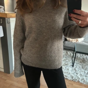 Stickad tröja  - Hm premium, mohair blend  Väl använd 