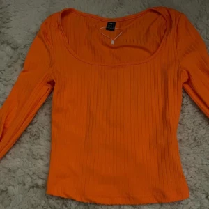 Orange tröja - Säljer denna orangea tröjan från shein