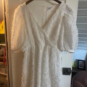 Studentklänning  - Jag säljer nu min studentklänning från bubbelroom strlk 36❤️ endast använd en gång och har inga defekter! Nypris 1000