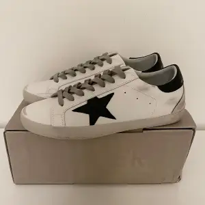 Säljer nu dessa helt nya Golden Goose skor ⭐️ (0ps lt 0rgi Nal)! Storleken är 42 men passar även 43 💯 skolådan är lite sönder på kanten (se sista bilden) men inget fel på skorna 👍 Tveka inte att dma om du har funderingar 💭(pris kan diskuteras)